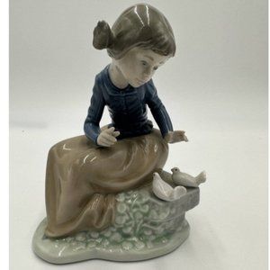 Lladro Nao Porcelain Figurine Ever So Gently 1988 Seated Girl with Doves Daisa